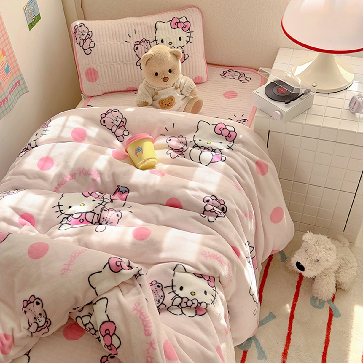 91家纺网 家纺一手货源 找家纺 希诺家居 2025新款儿童系列正版三丽鸥牛奶绒三件套幼儿园多件套 波点kt