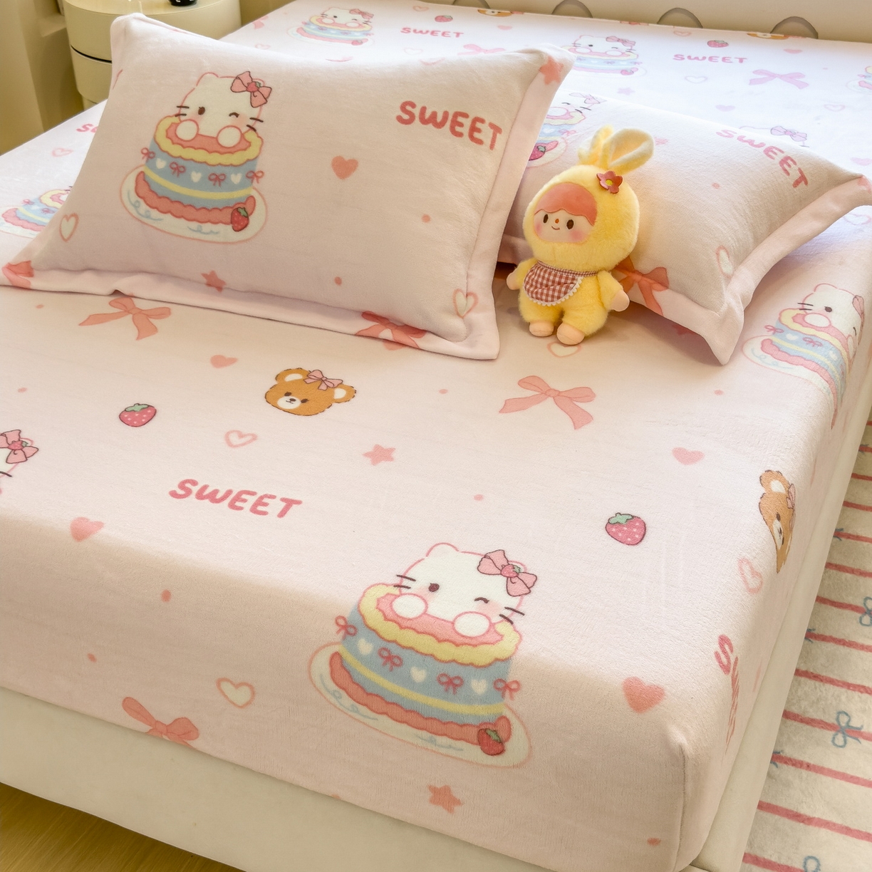 91家纺网 家纺一手货源 找家纺 丝羽坊 2025新款印花小清新牛奶绒印花床笠三件套 甜心猫