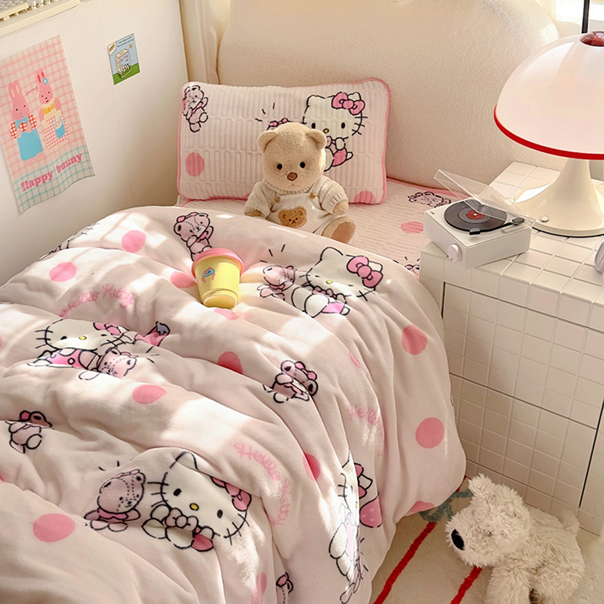 91家纺网 家纺一手货源 找家纺 希诺家居 2025新款儿童系列正版三丽鸥牛奶绒三件套幼儿园多件套 波点kt