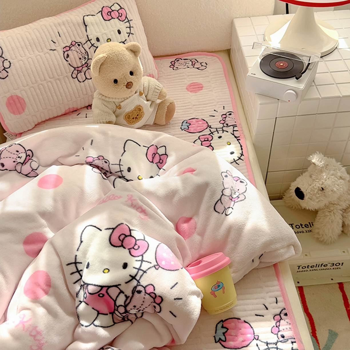 91家纺网 家纺一手货源 找家纺 希诺家居 2025新款儿童系列正版三丽鸥牛奶绒三件套幼儿园多件套 波点kt