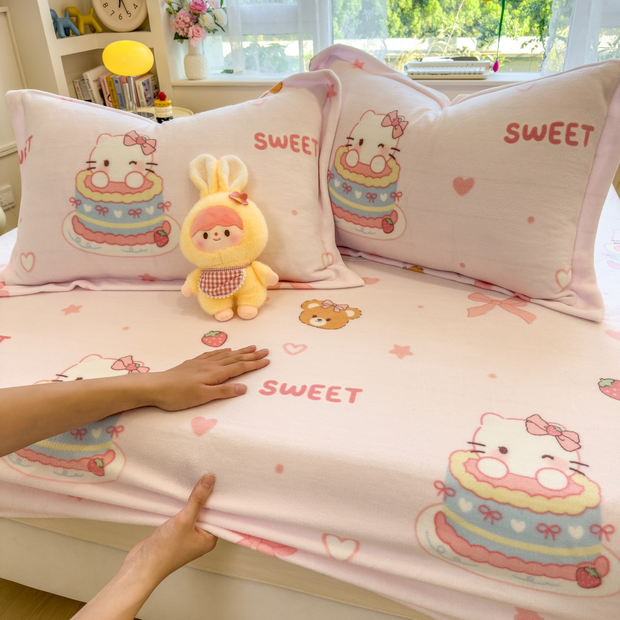 91家纺网 家纺一手货源 找家纺 丝羽坊 2025新款印花小清新牛奶绒印花床笠三件套 甜心猫