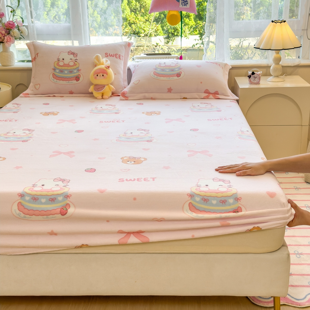 91家纺网 家纺一手货源 找家纺 丝羽坊 2025新款印花小清新牛奶绒印花床笠三件套 甜心猫