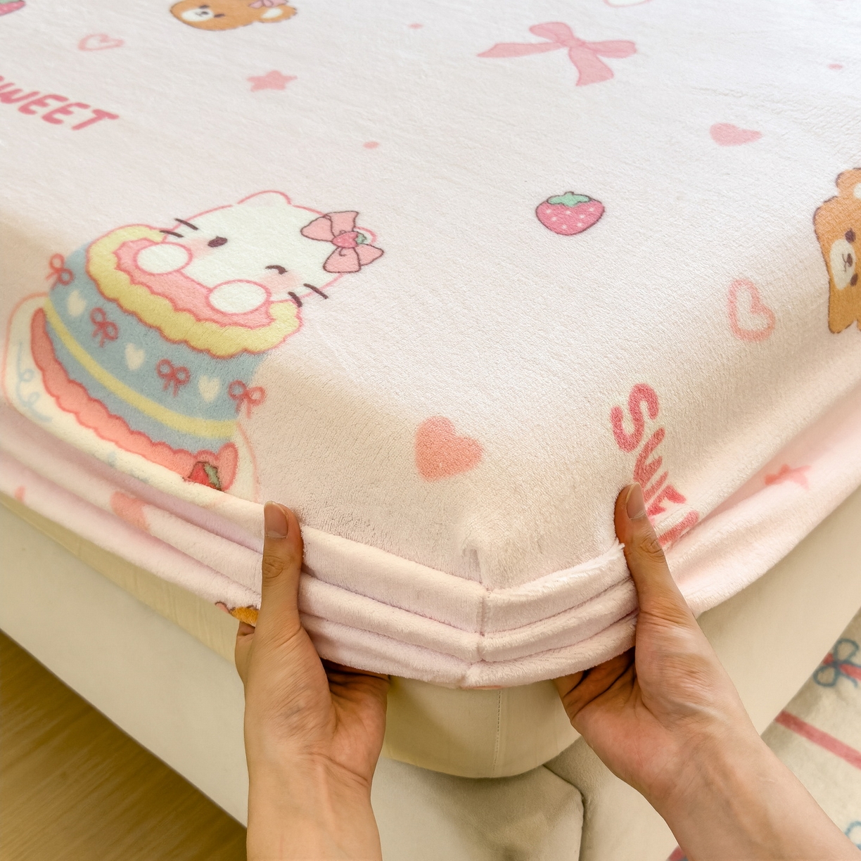 91家纺网 家纺一手货源 找家纺 丝羽坊 2025新款印花小清新牛奶绒印花床笠三件套 甜心猫