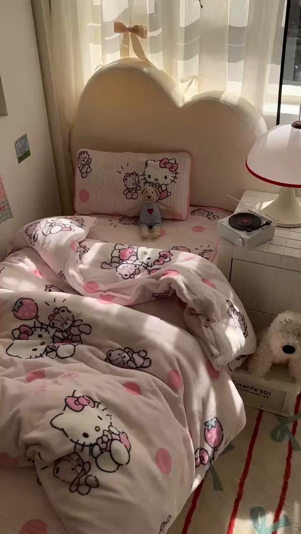 91家纺网 家纺一手货源 找家纺 希诺家居 2025新款儿童系列正版三丽鸥牛奶绒三件套幼儿园多件套 波点kt