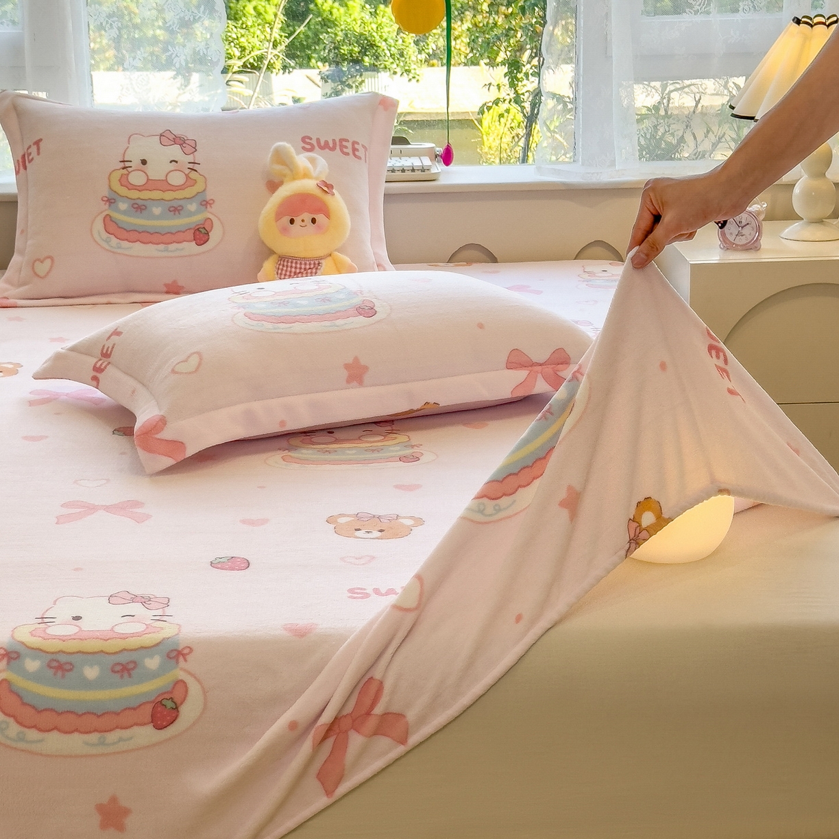 91家纺网 家纺一手货源 找家纺 丝羽坊 2025新款印花小清新牛奶绒印花床笠三件套 甜心猫