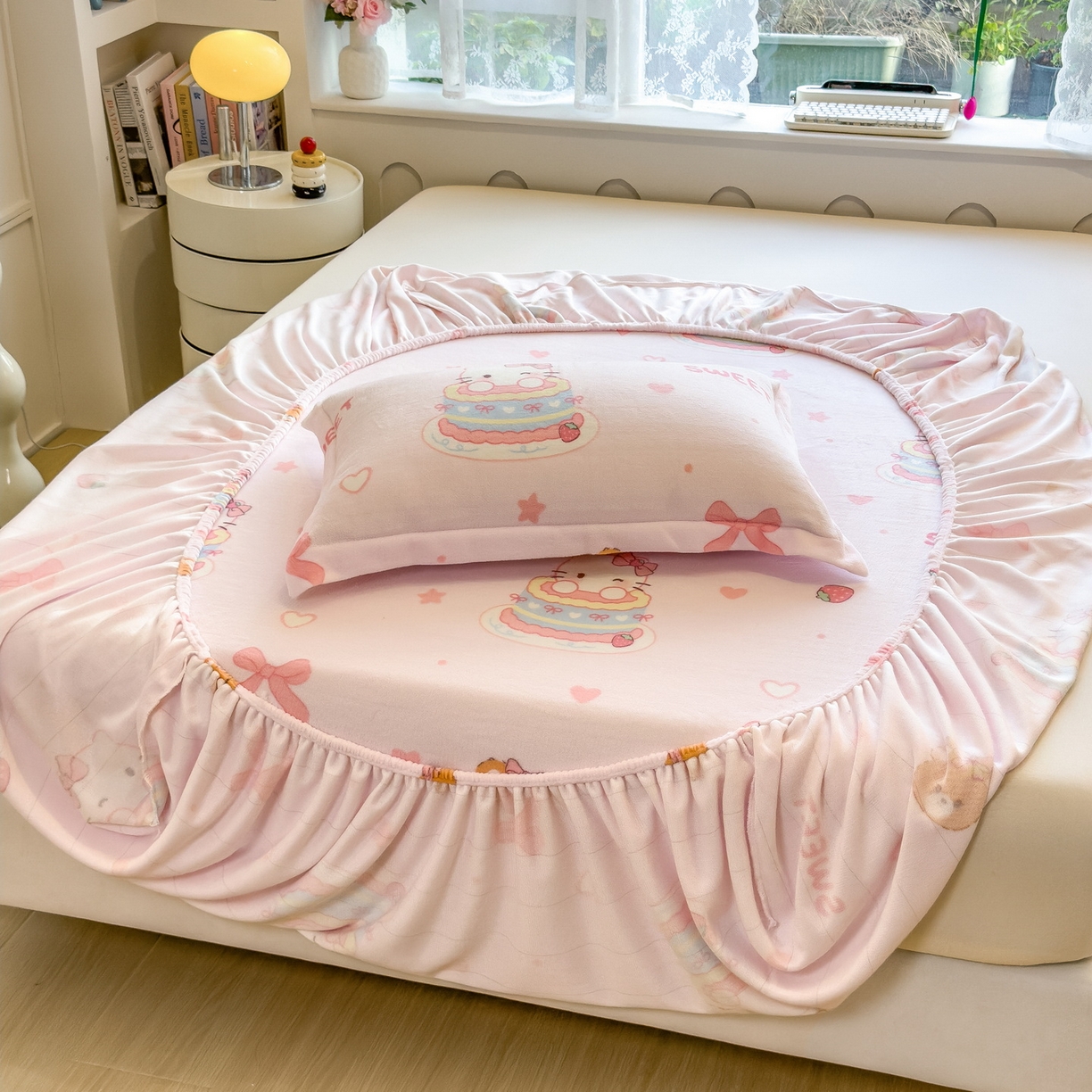 91家纺网 家纺一手货源 找家纺 丝羽坊 2025新款印花小清新牛奶绒印花床笠三件套 甜心猫