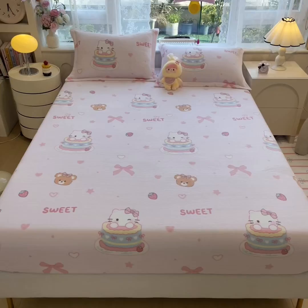 91家纺网 家纺一手货源 找家纺 丝羽坊 2025新款印花小清新牛奶绒印花床笠三件套 甜心猫