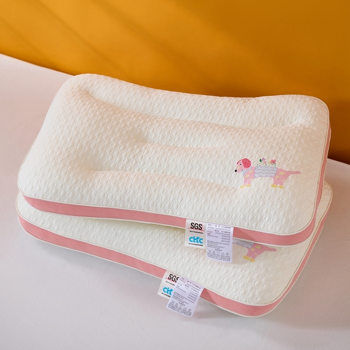 91家纺网 家纺一手货源 找家纺 大熊枕芯 2025新款卡通儿童护颈枕头枕芯 粉边