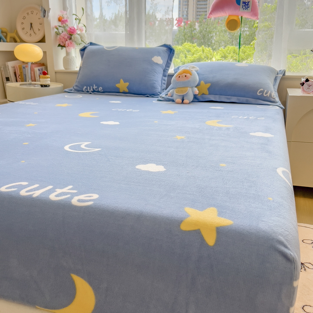 91家纺网 家纺一手货源 找家纺 丝羽坊 2025新款印花小清新牛奶绒印花床笠三件套 星空物语