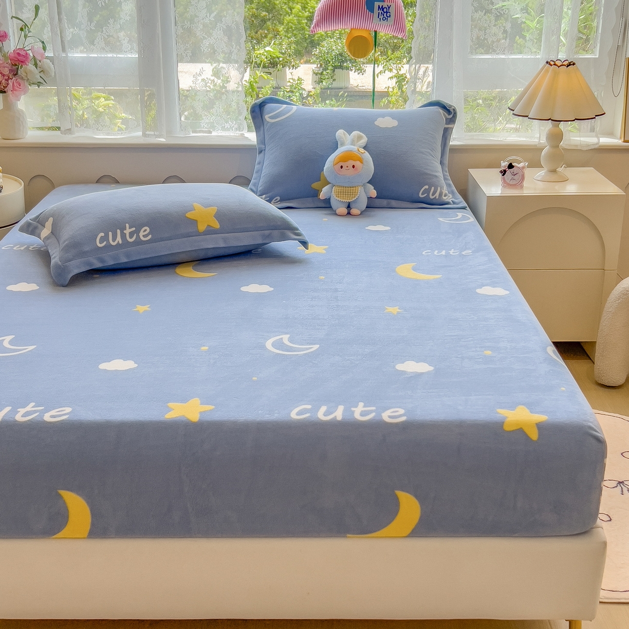 91家纺网 家纺一手货源 找家纺 丝羽坊 2025新款印花小清新牛奶绒印花床笠三件套 星空物语