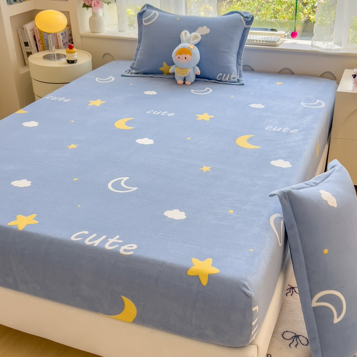 91家纺网 家纺一手货源 找家纺 丝羽坊 2025新款印花小清新牛奶绒印花床笠三件套 星空物语