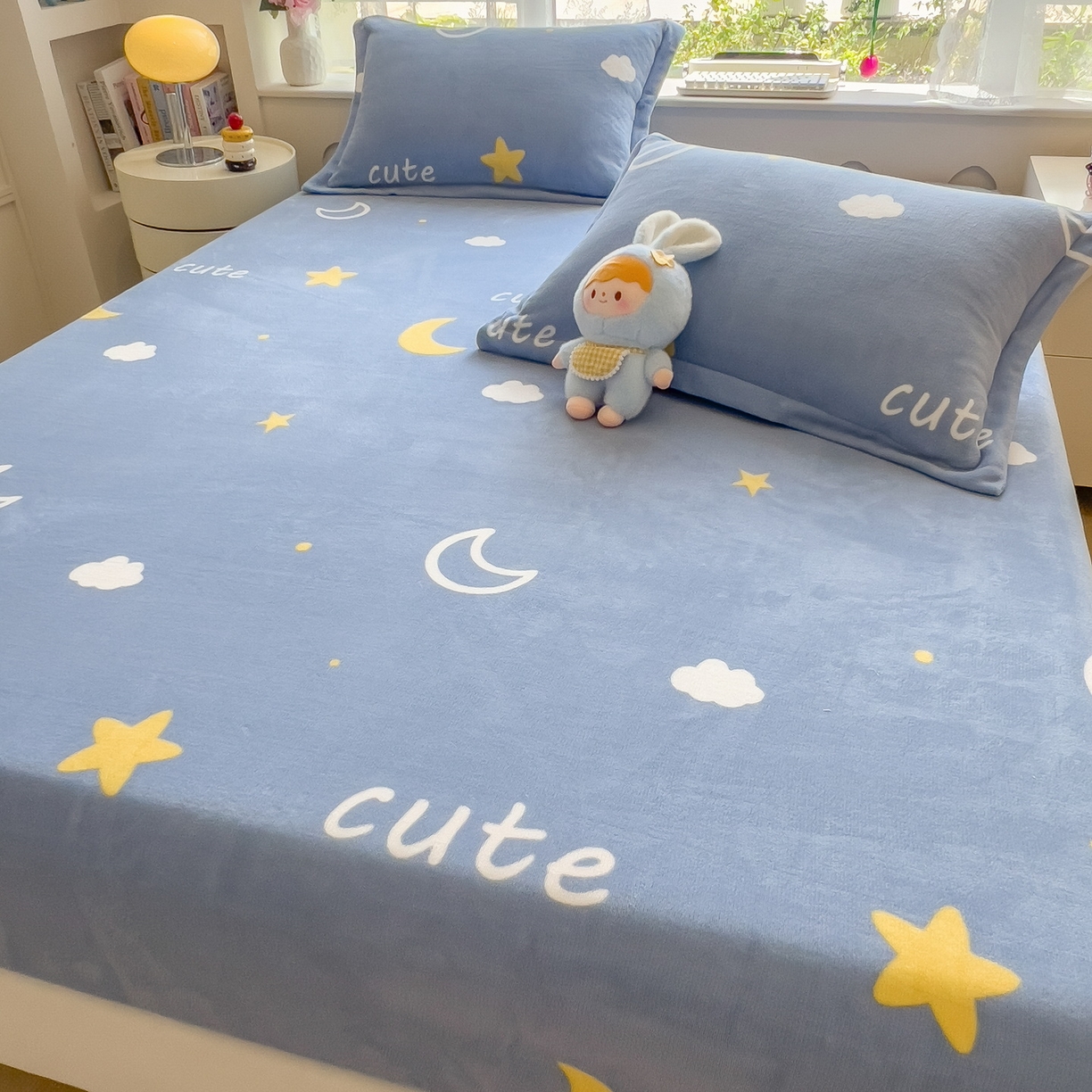 91家纺网 家纺一手货源 找家纺 丝羽坊 2025新款印花小清新牛奶绒印花床笠三件套 星空物语