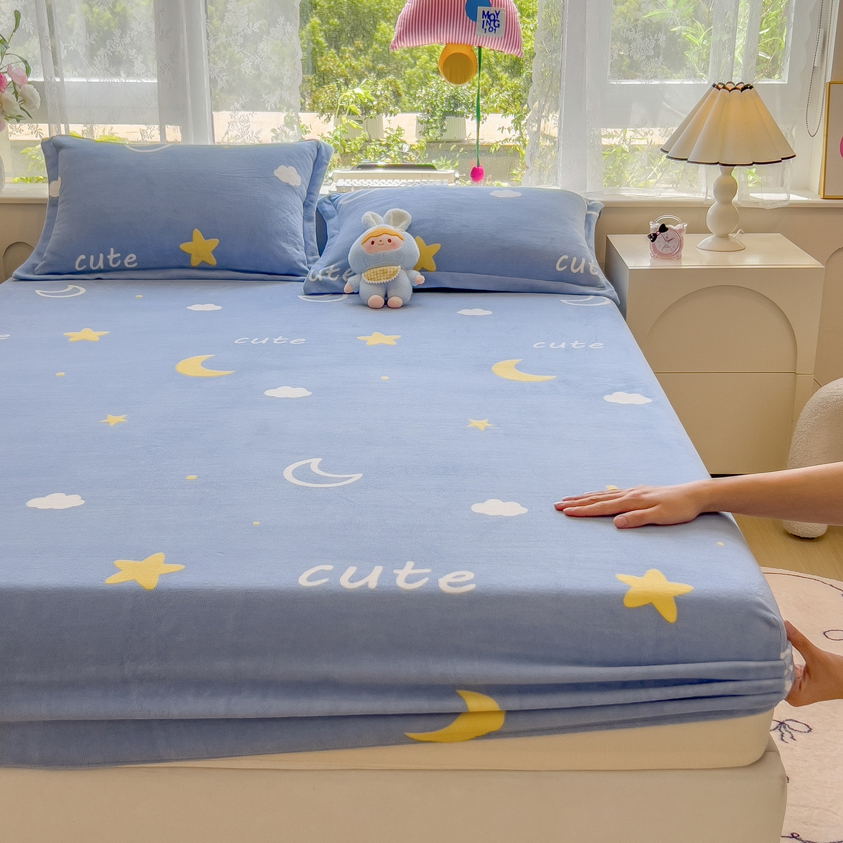 91家纺网 家纺一手货源 找家纺 丝羽坊 2025新款印花小清新牛奶绒印花床笠三件套 星空物语