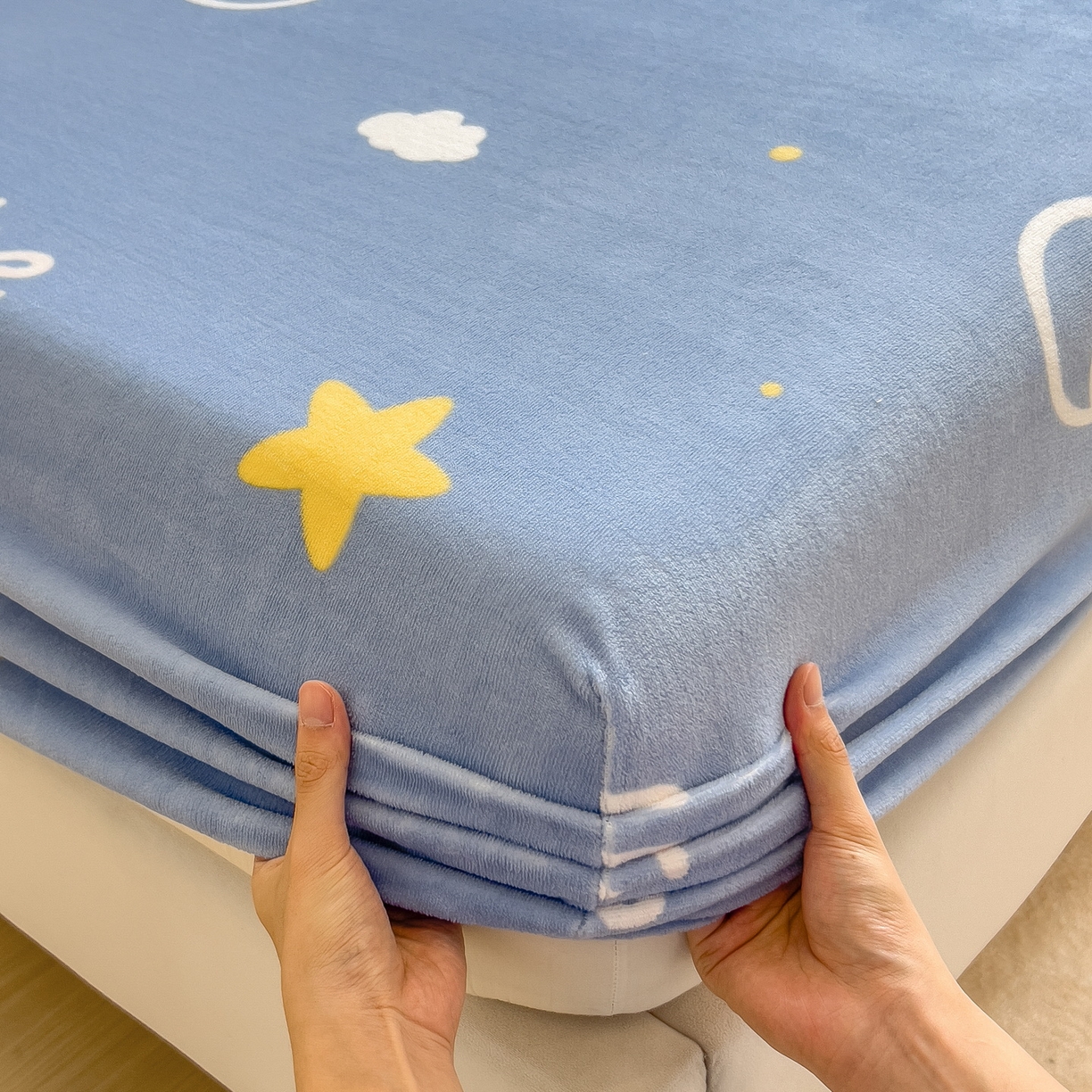 91家纺网 家纺一手货源 找家纺 丝羽坊 2025新款印花小清新牛奶绒印花床笠三件套 星空物语