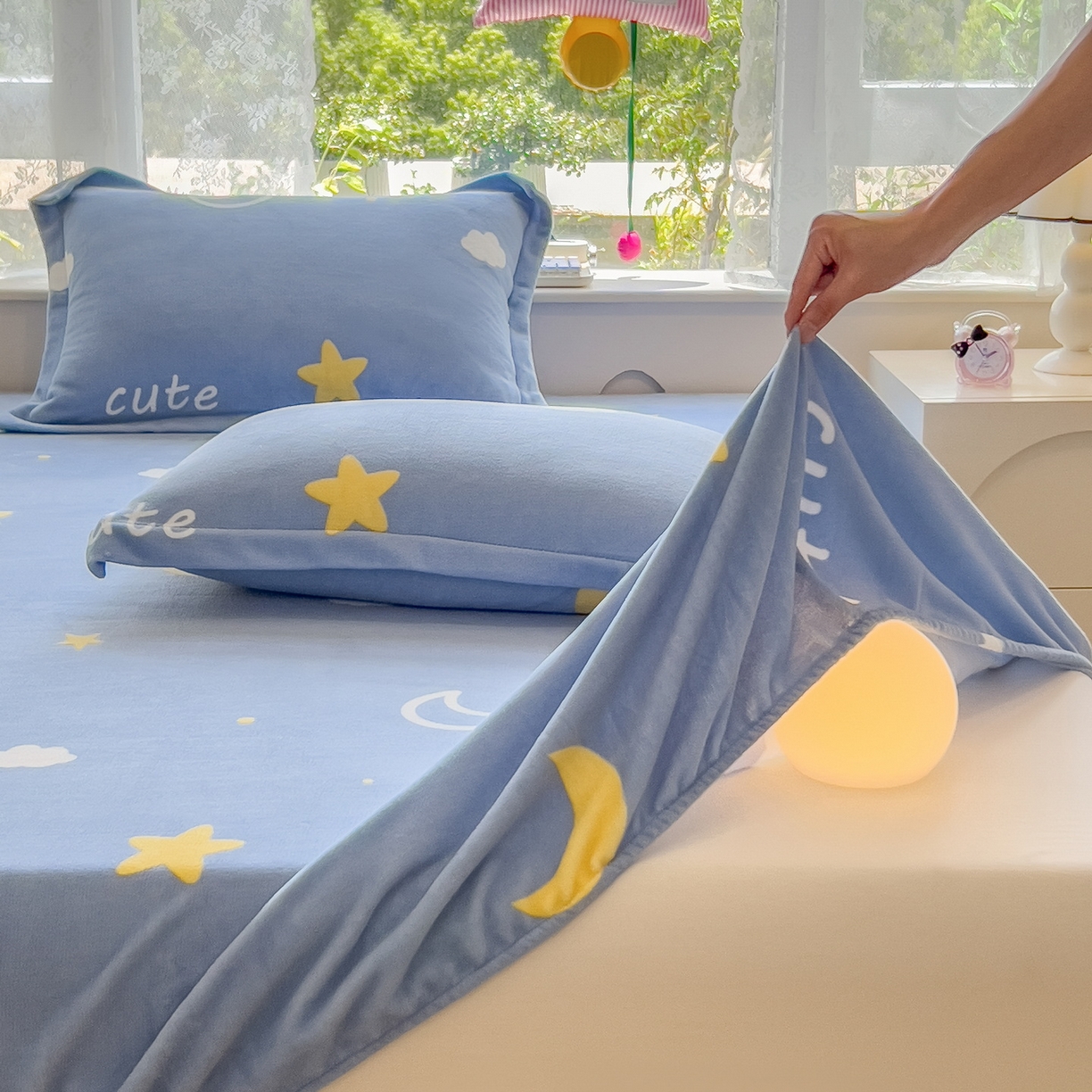 91家纺网 家纺一手货源 找家纺 丝羽坊 2025新款印花小清新牛奶绒印花床笠三件套 星空物语