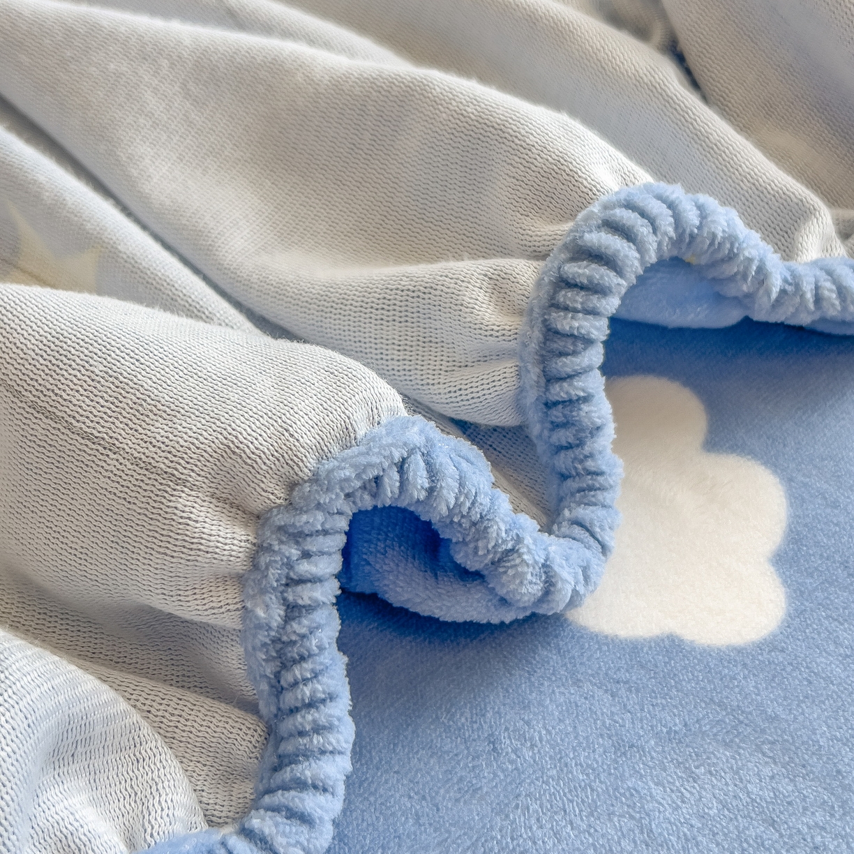 91家纺网 家纺一手货源 找家纺 丝羽坊 2025新款印花小清新牛奶绒印花床笠三件套 星空物语