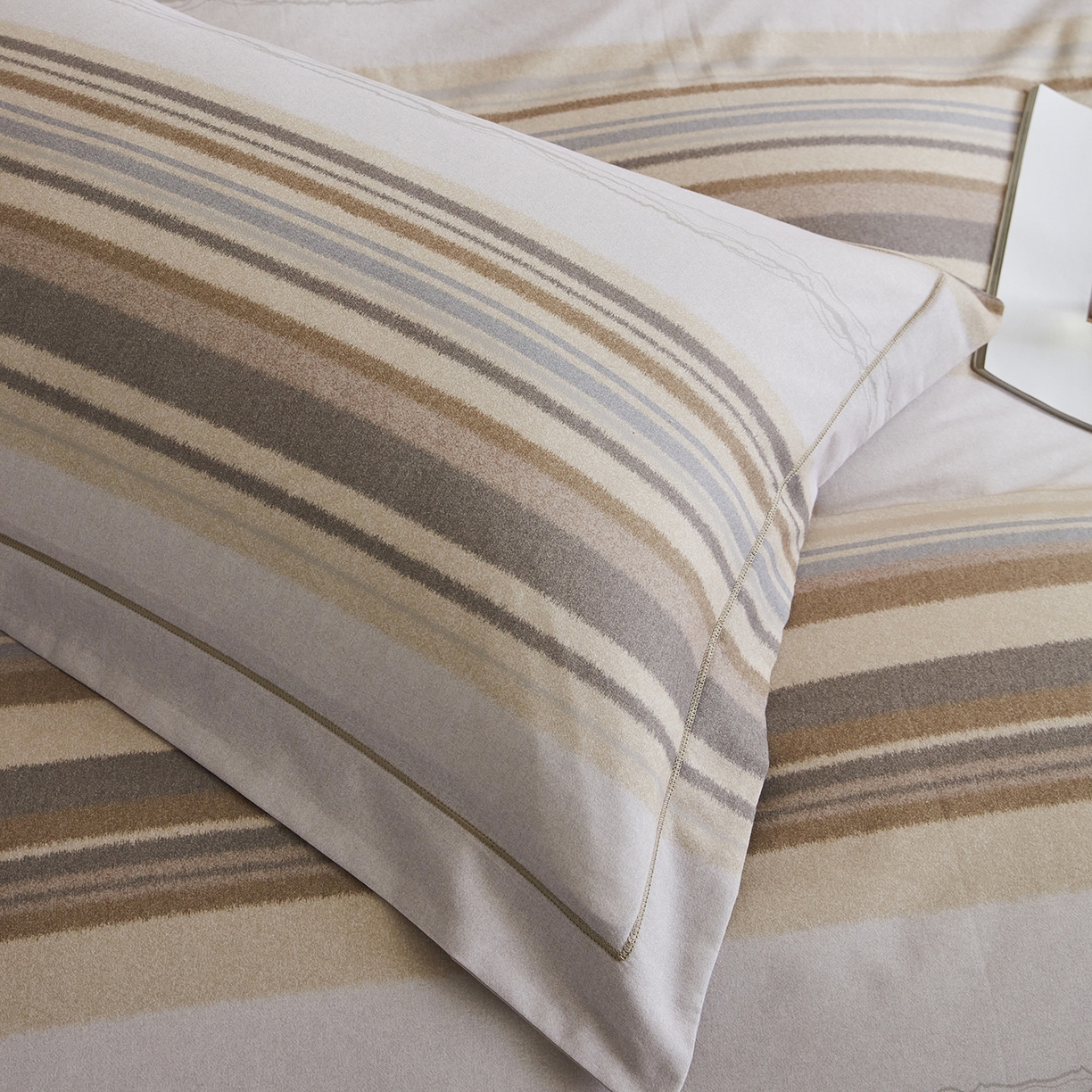 91家纺网 家纺一手货源 找家纺 嘉汀兰家居 2025新款全棉纯棉数码印花生态磨毛四件套 午后卡其