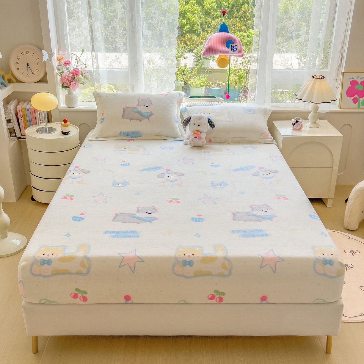 91家纺网 家纺一手货源 找家纺 丝羽坊 2025新款印花小清新牛奶绒印花床笠三件套 布丁犬