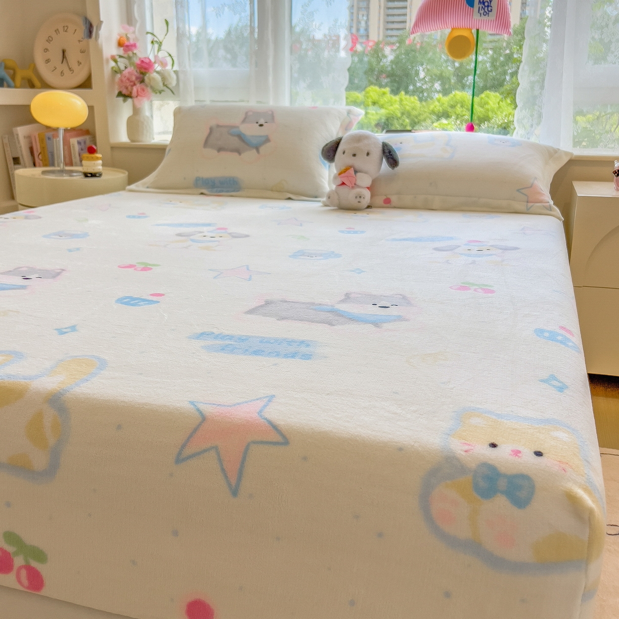 91家纺网 家纺一手货源 找家纺 丝羽坊 2025新款印花小清新牛奶绒印花床笠三件套 布丁犬