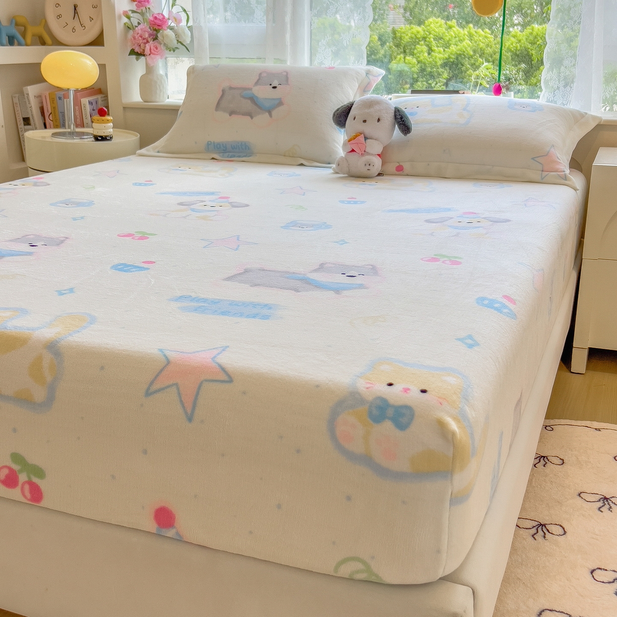 91家纺网 家纺一手货源 找家纺 丝羽坊 2025新款印花小清新牛奶绒印花床笠三件套 布丁犬