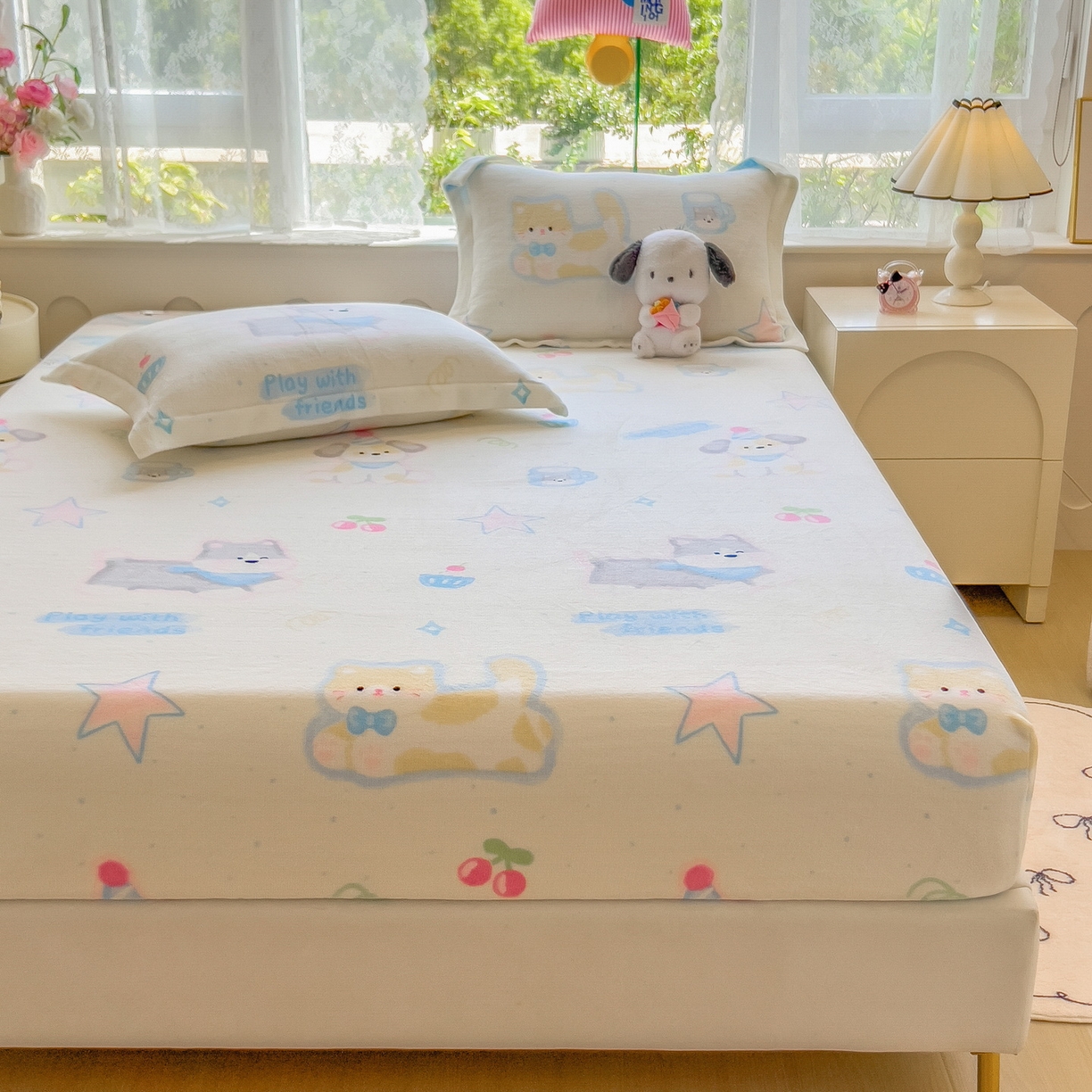 91家纺网 家纺一手货源 找家纺 丝羽坊 2025新款印花小清新牛奶绒印花床笠三件套 布丁犬