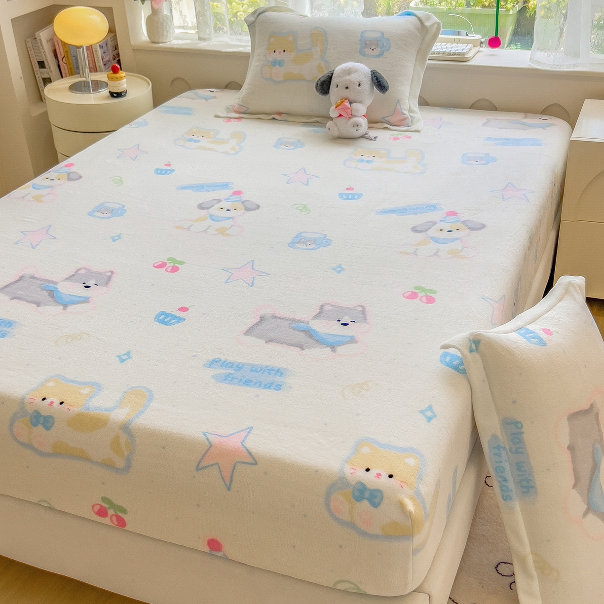 91家纺网 家纺一手货源 找家纺 丝羽坊 2025新款印花小清新牛奶绒印花床笠三件套 布丁犬