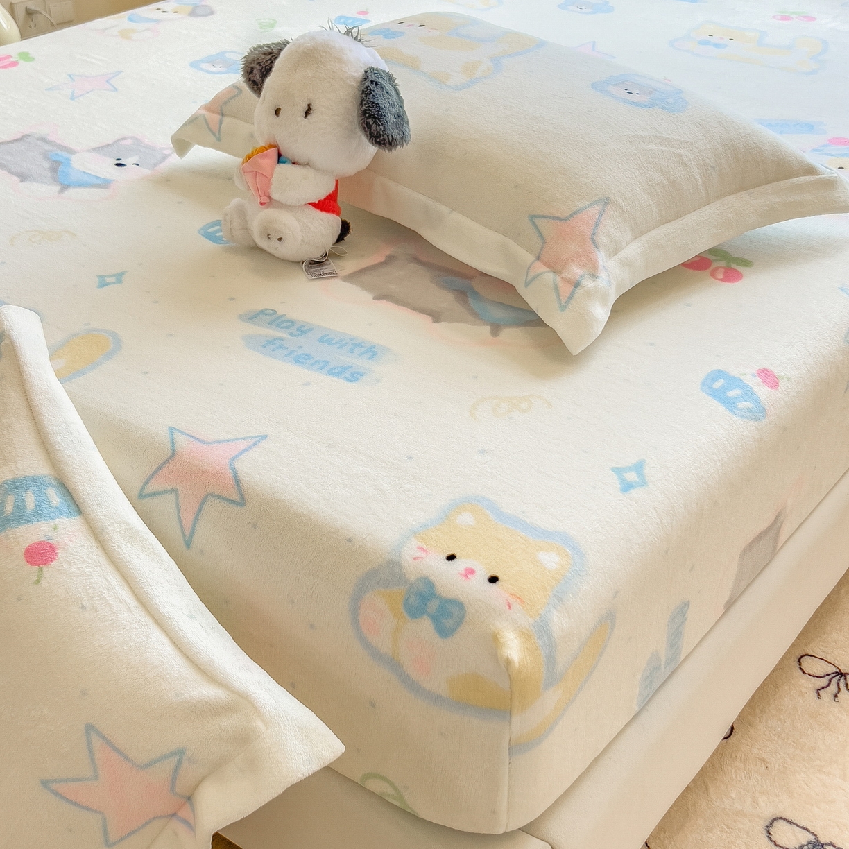 91家纺网 家纺一手货源 找家纺 丝羽坊 2025新款印花小清新牛奶绒印花床笠三件套 布丁犬