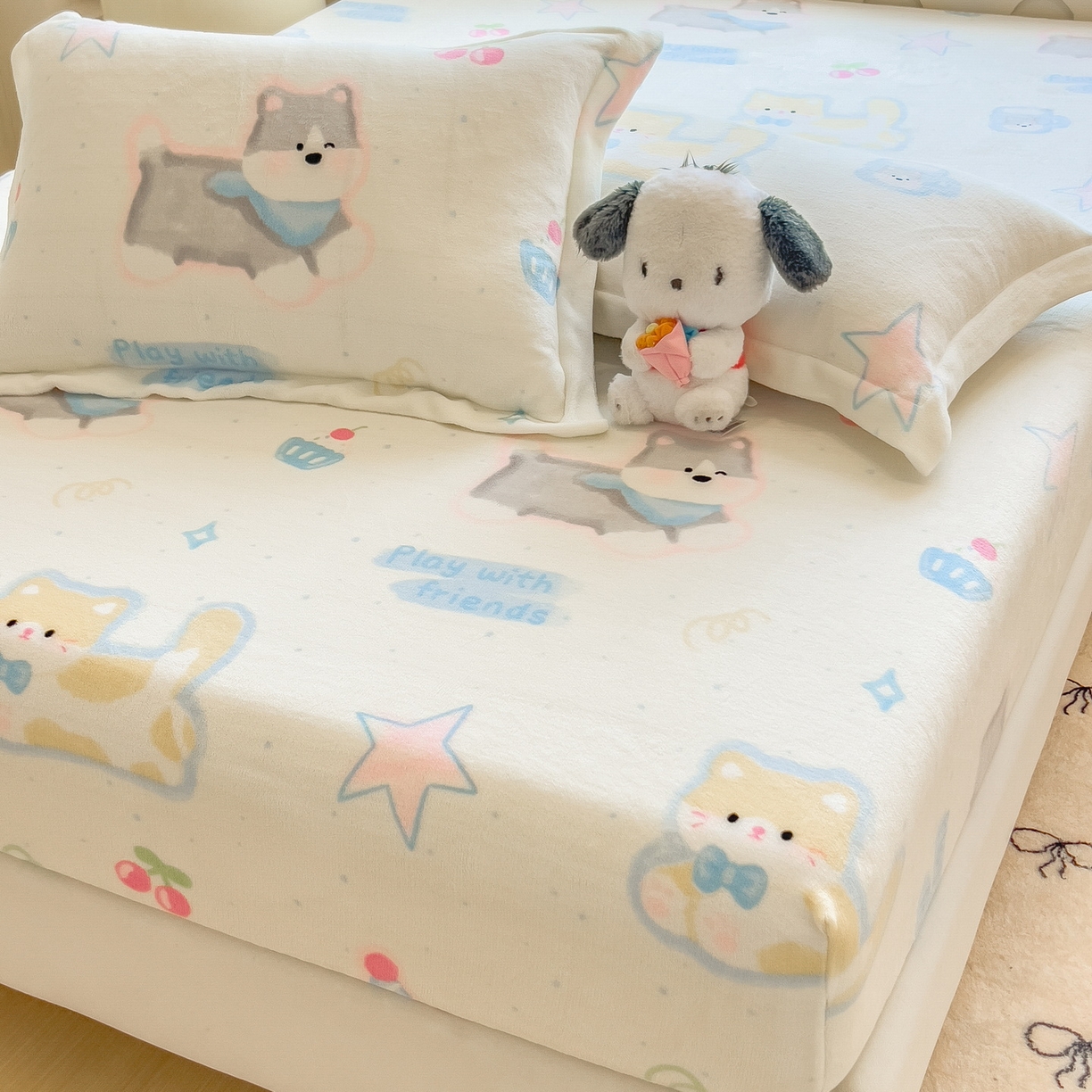 91家纺网 家纺一手货源 找家纺 丝羽坊 2025新款印花小清新牛奶绒印花床笠三件套 布丁犬