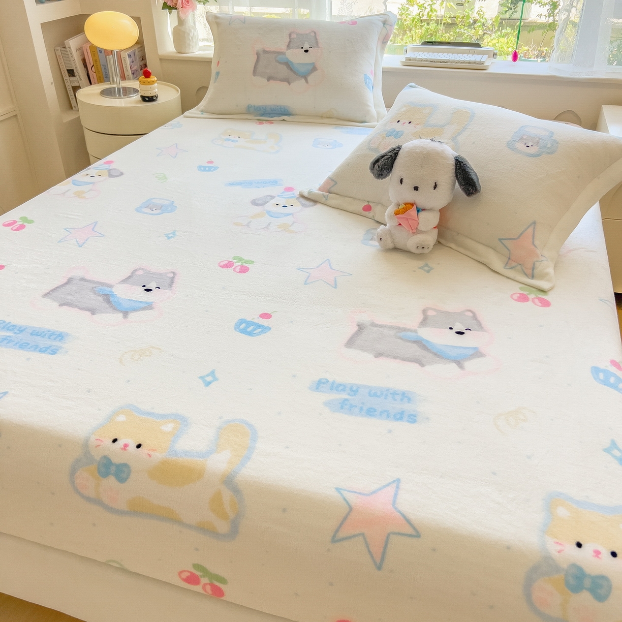 91家纺网 家纺一手货源 找家纺 丝羽坊 2025新款印花小清新牛奶绒印花床笠三件套 布丁犬