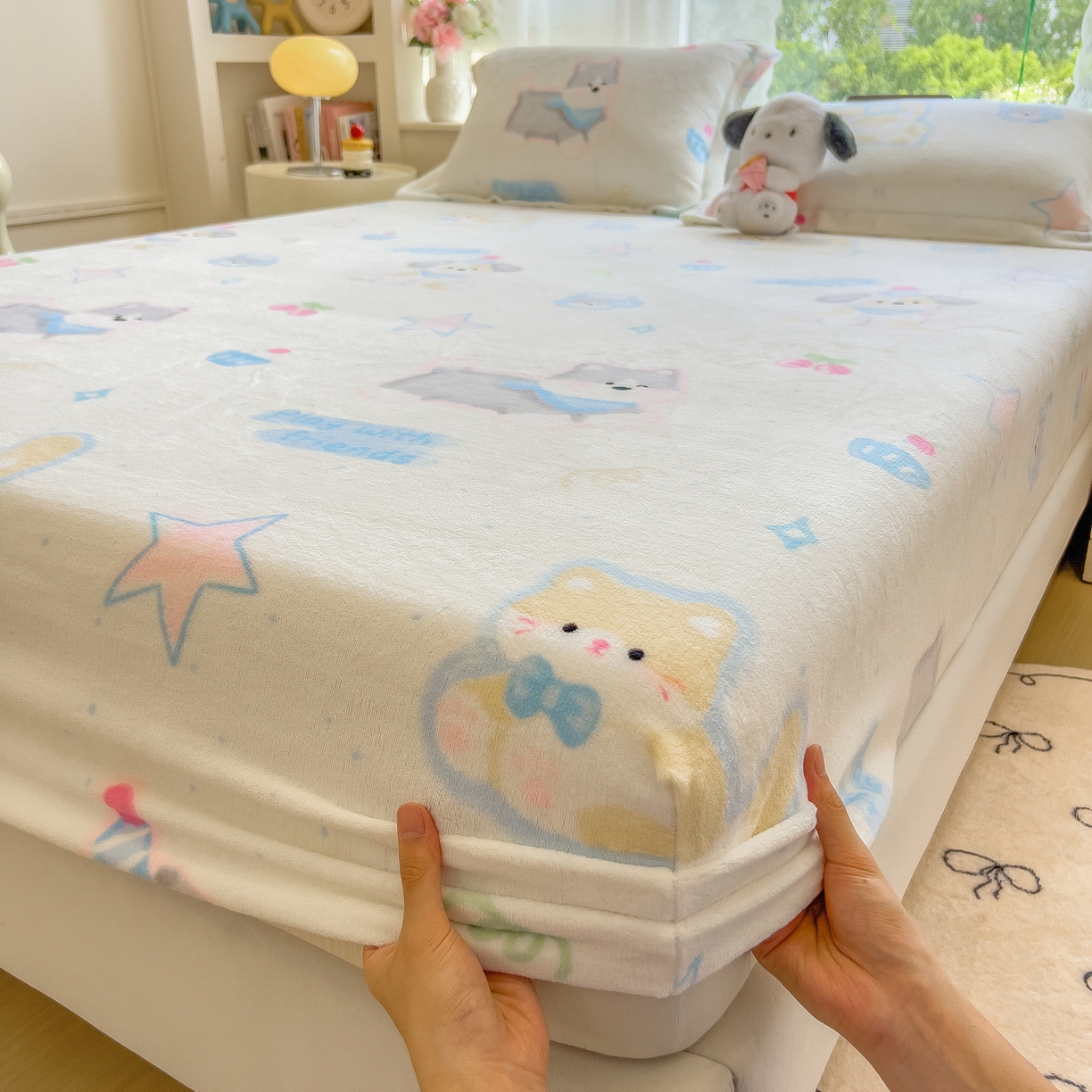 91家纺网 家纺一手货源 找家纺 丝羽坊 2025新款印花小清新牛奶绒印花床笠三件套 布丁犬