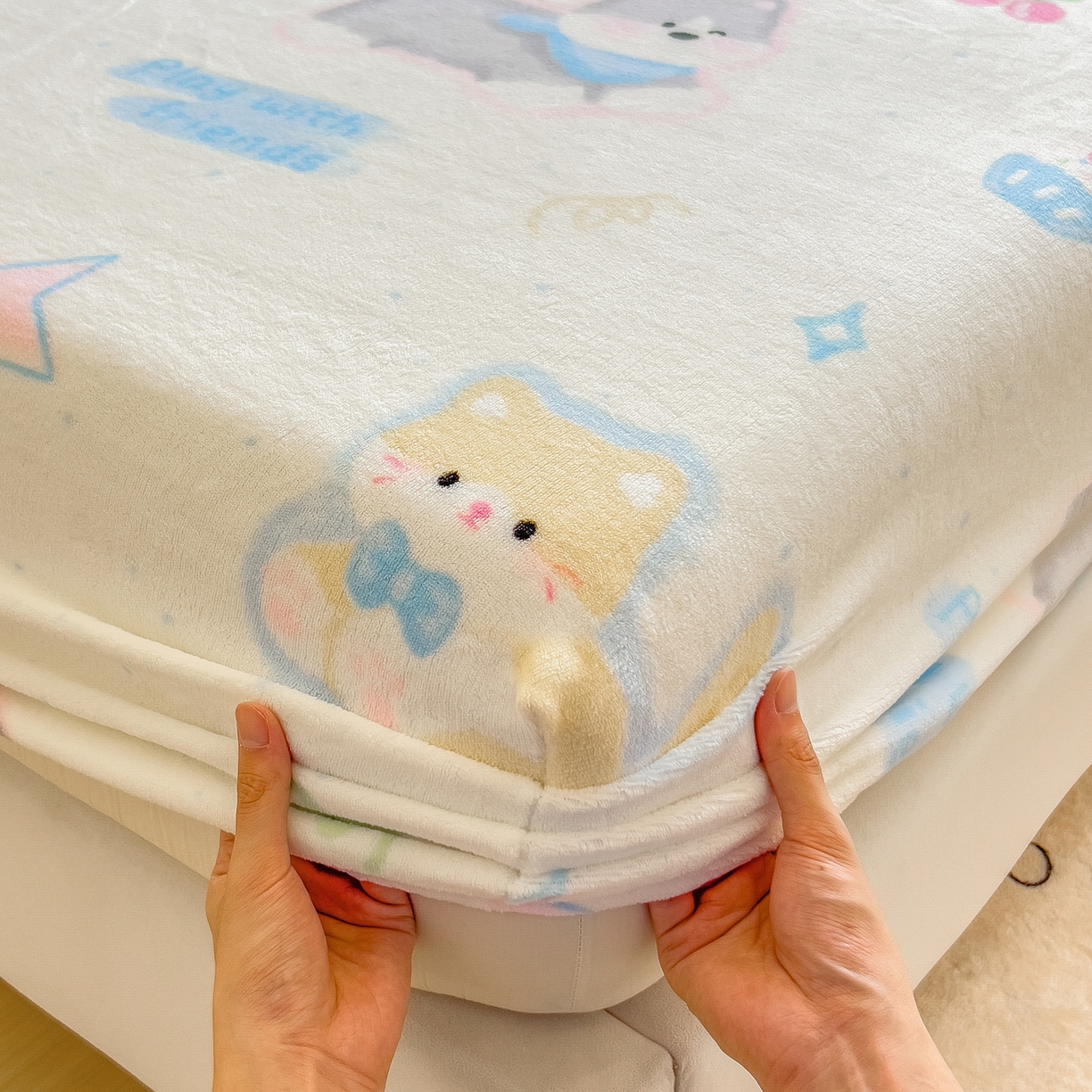 91家纺网 家纺一手货源 找家纺 丝羽坊 2025新款印花小清新牛奶绒印花床笠三件套 布丁犬