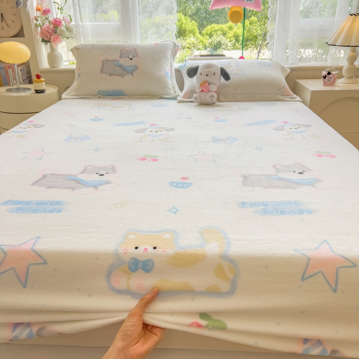 91家纺网 家纺一手货源 找家纺 丝羽坊 2025新款印花小清新牛奶绒印花床笠三件套 布丁犬