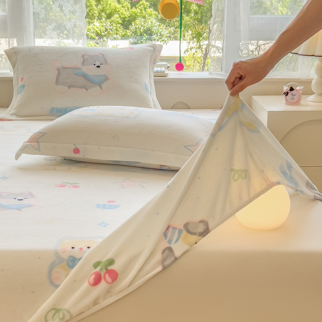 91家纺网 家纺一手货源 找家纺 丝羽坊 2025新款印花小清新牛奶绒印花床笠三件套 布丁犬