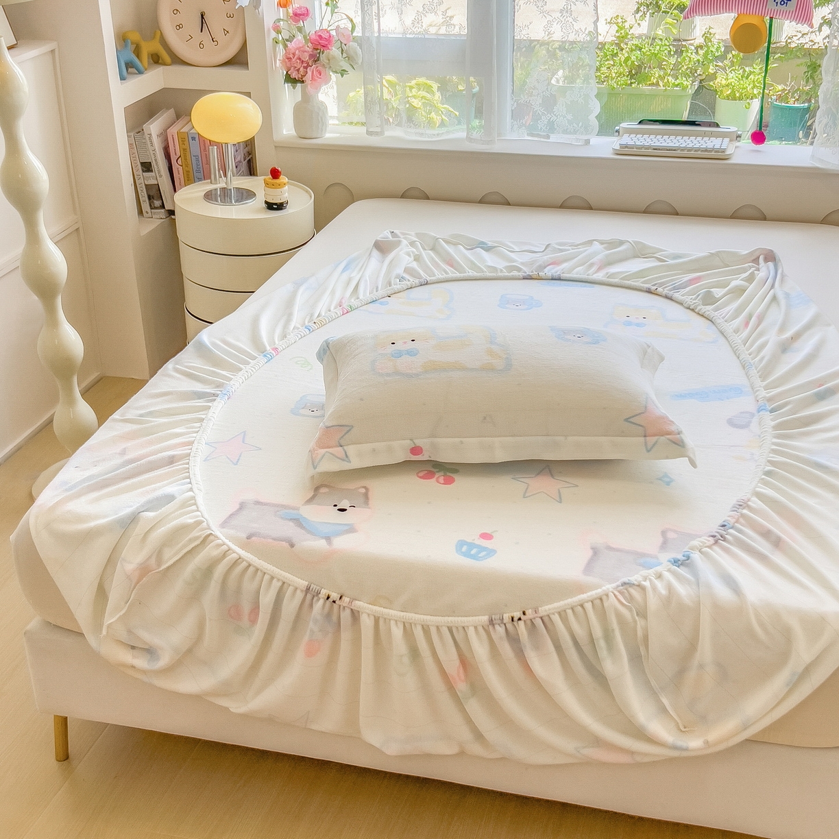 91家纺网 家纺一手货源 找家纺 丝羽坊 2025新款印花小清新牛奶绒印花床笠三件套 布丁犬