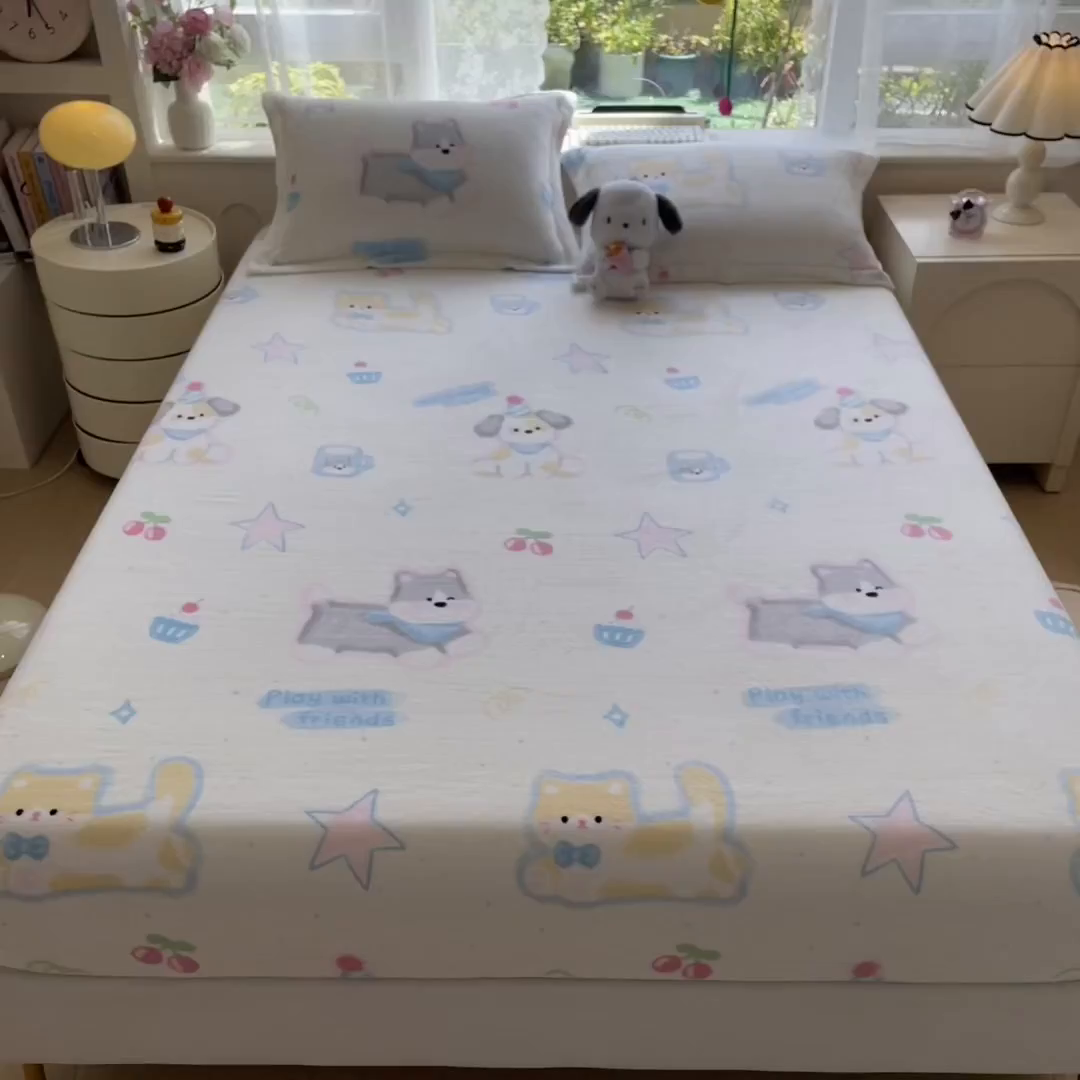 91家纺网 家纺一手货源 找家纺 丝羽坊 2025新款印花小清新牛奶绒印花床笠三件套 布丁犬