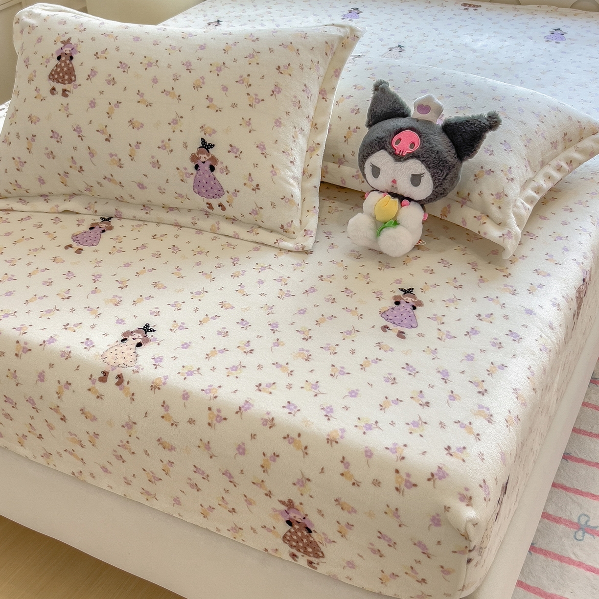 91家纺网 家纺一手货源 找家纺 丝羽坊 2025新款印花小清新牛奶绒印花床笠三件套 小美好