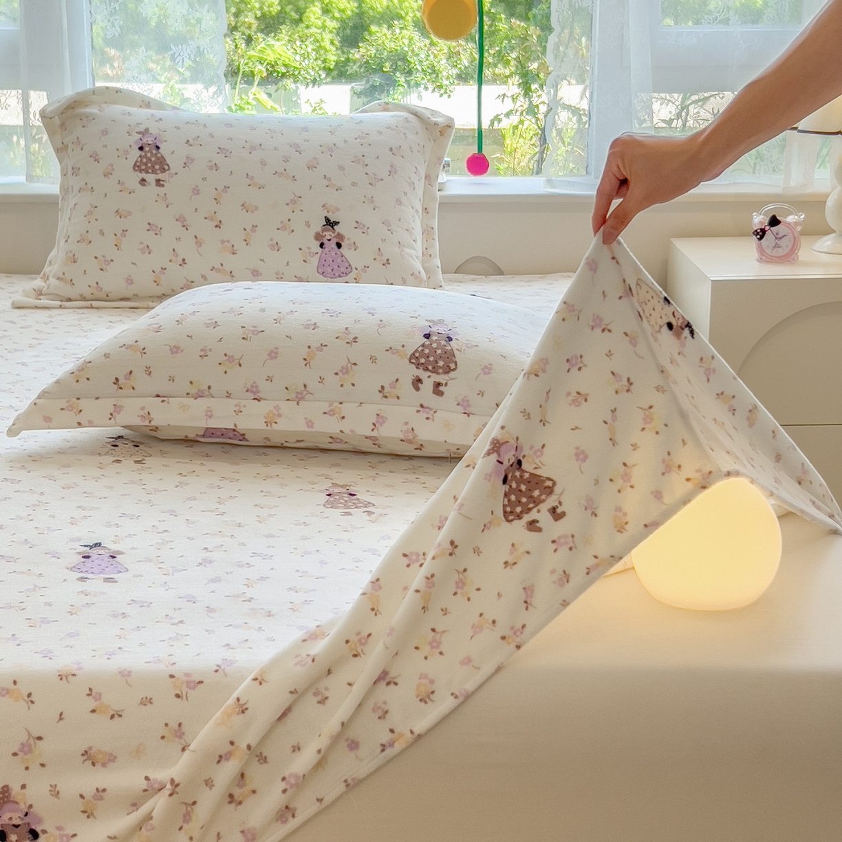 91家纺网 家纺一手货源 找家纺 丝羽坊 2025新款印花小清新牛奶绒印花床笠三件套 小美好