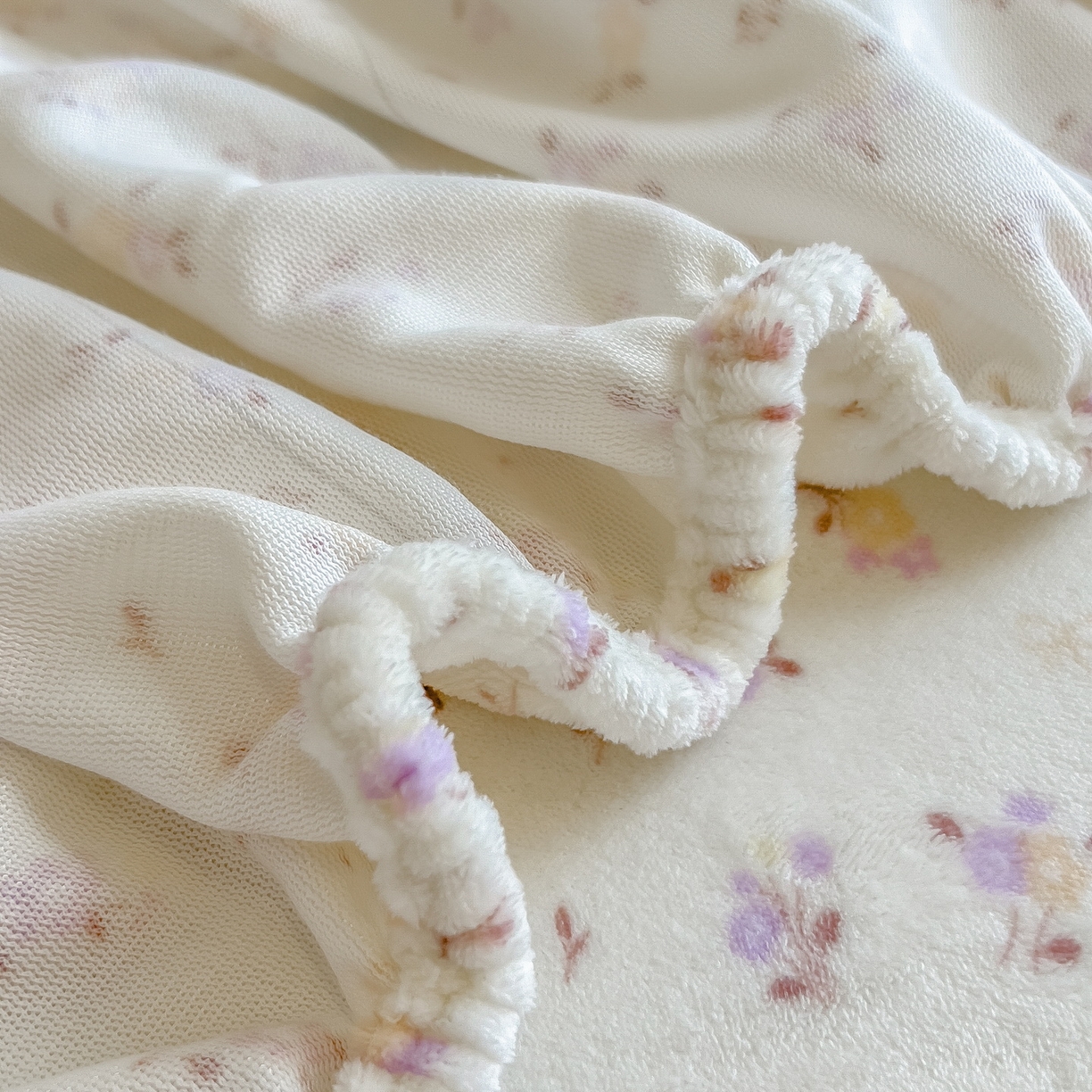 91家纺网 家纺一手货源 找家纺 丝羽坊 2025新款印花小清新牛奶绒印花床笠三件套 小美好