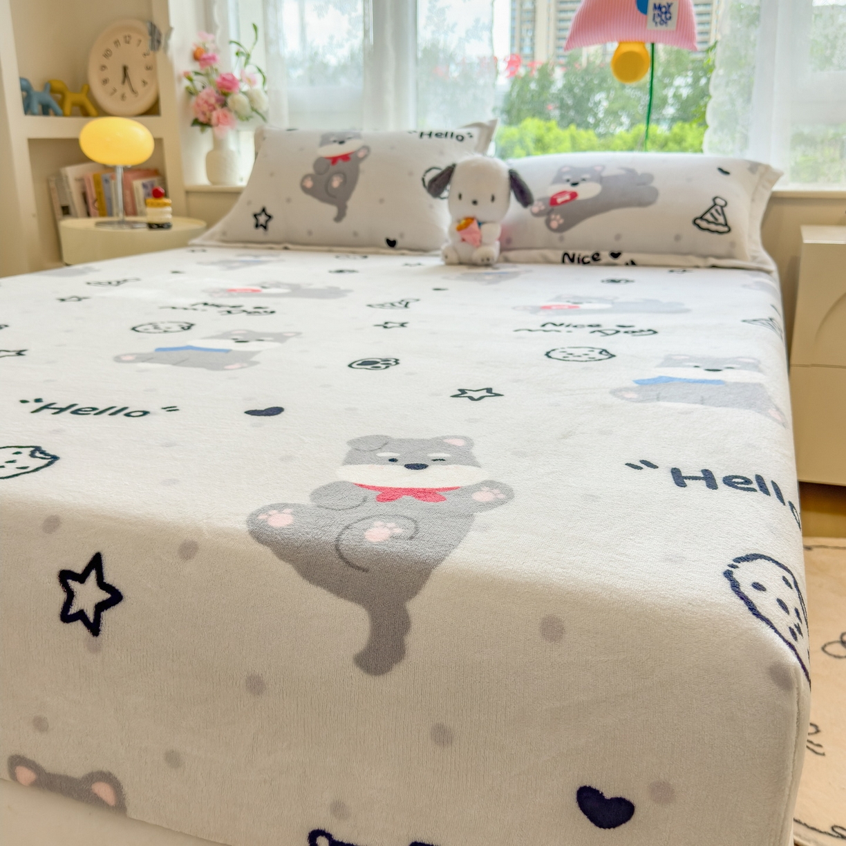 91家纺网 家纺一手货源 找家纺 丝羽坊 2025新款印花小清新牛奶绒印花床笠三件套 幸运小狗