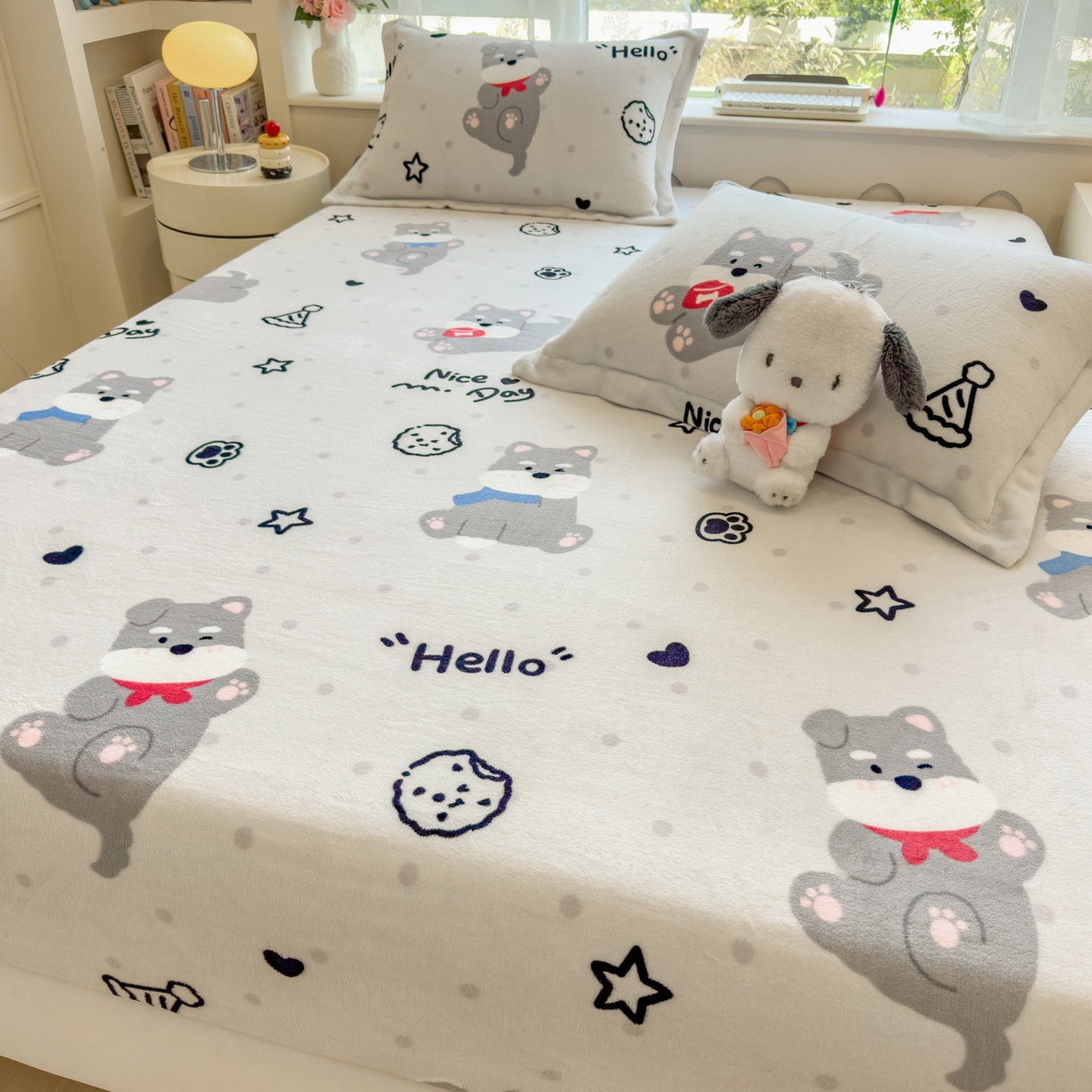 91家纺网 家纺一手货源 找家纺 丝羽坊 2025新款印花小清新牛奶绒印花床笠三件套 幸运小狗