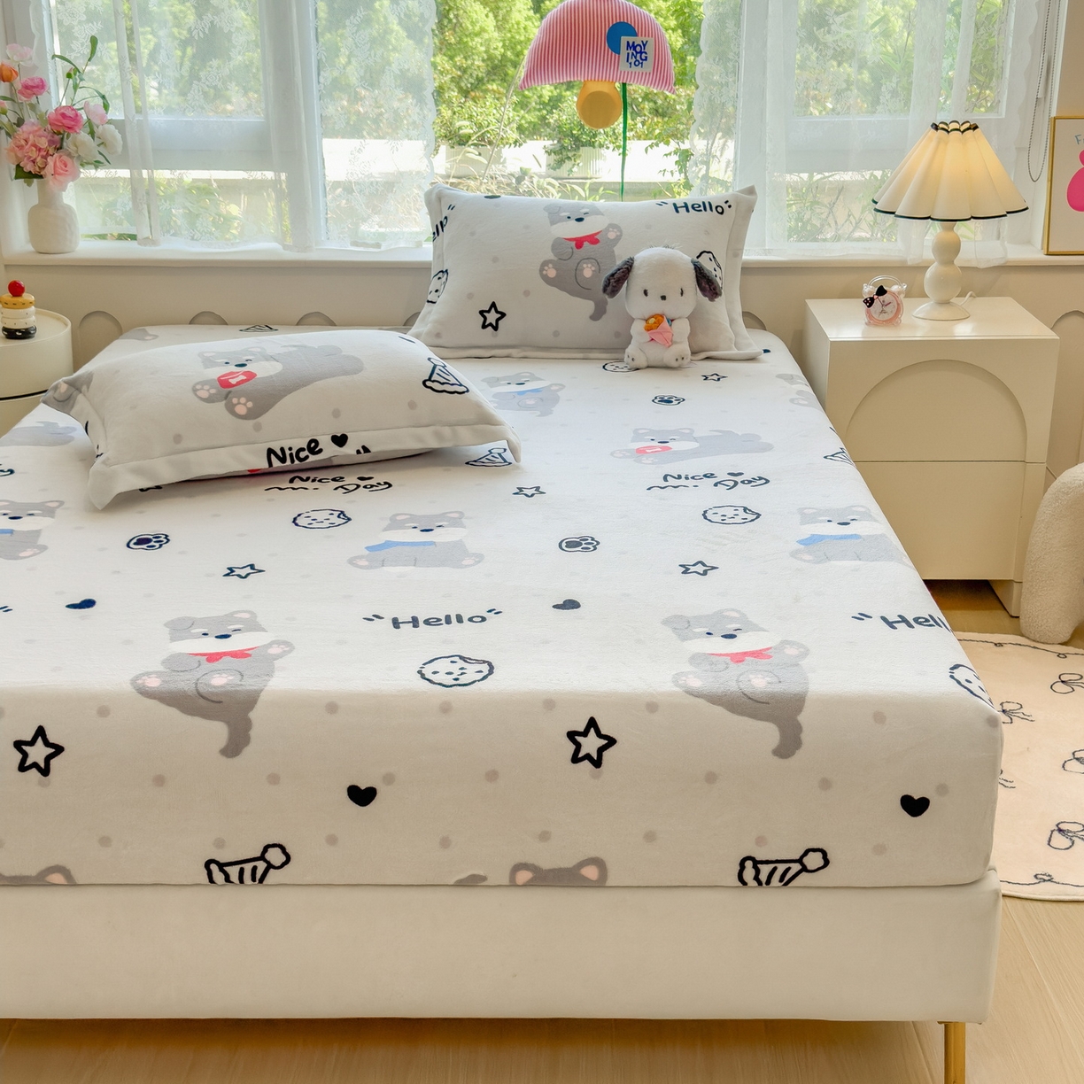 91家纺网 家纺一手货源 找家纺 丝羽坊 2025新款印花小清新牛奶绒印花床笠三件套 幸运小狗