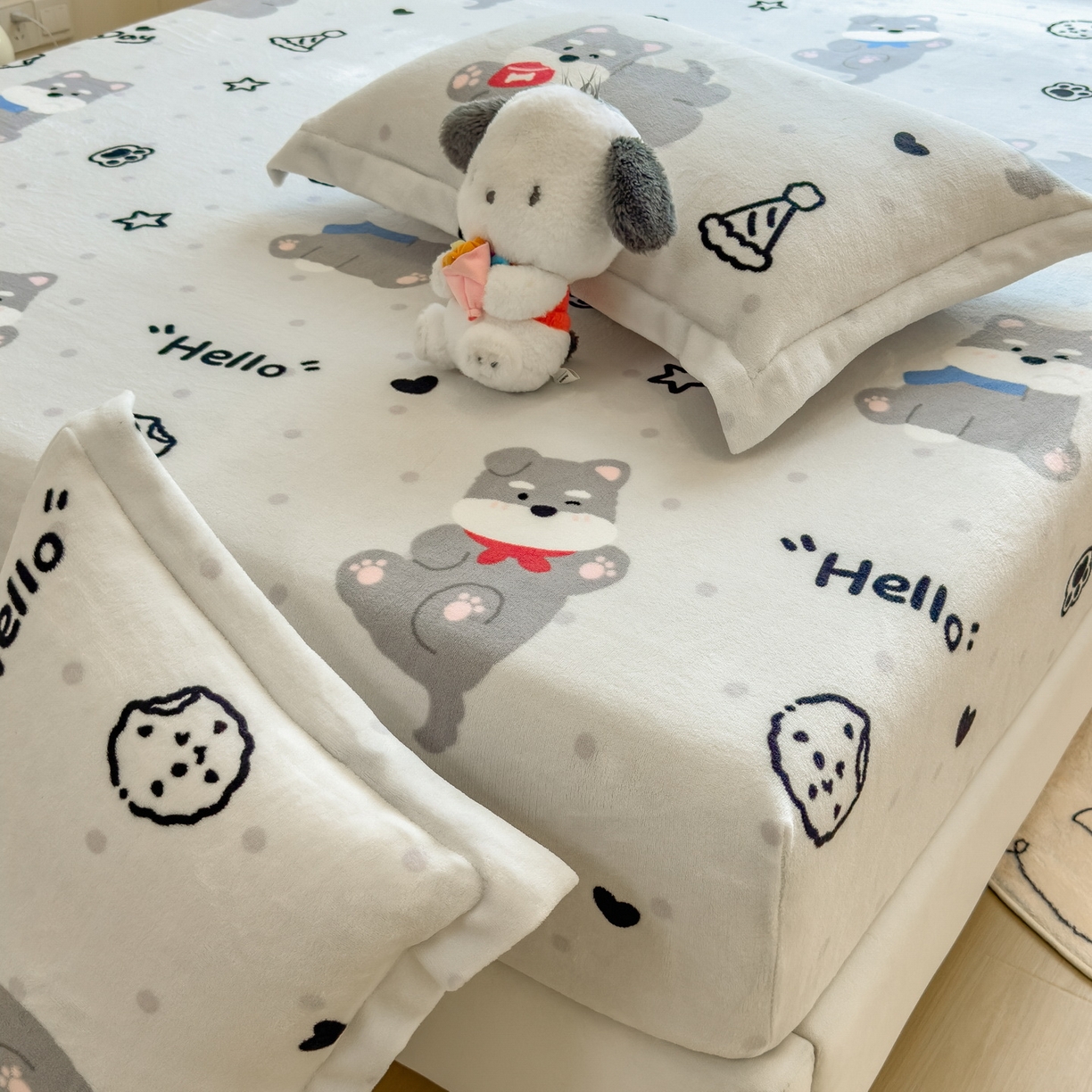 91家纺网 家纺一手货源 找家纺 丝羽坊 2025新款印花小清新牛奶绒印花床笠三件套 幸运小狗