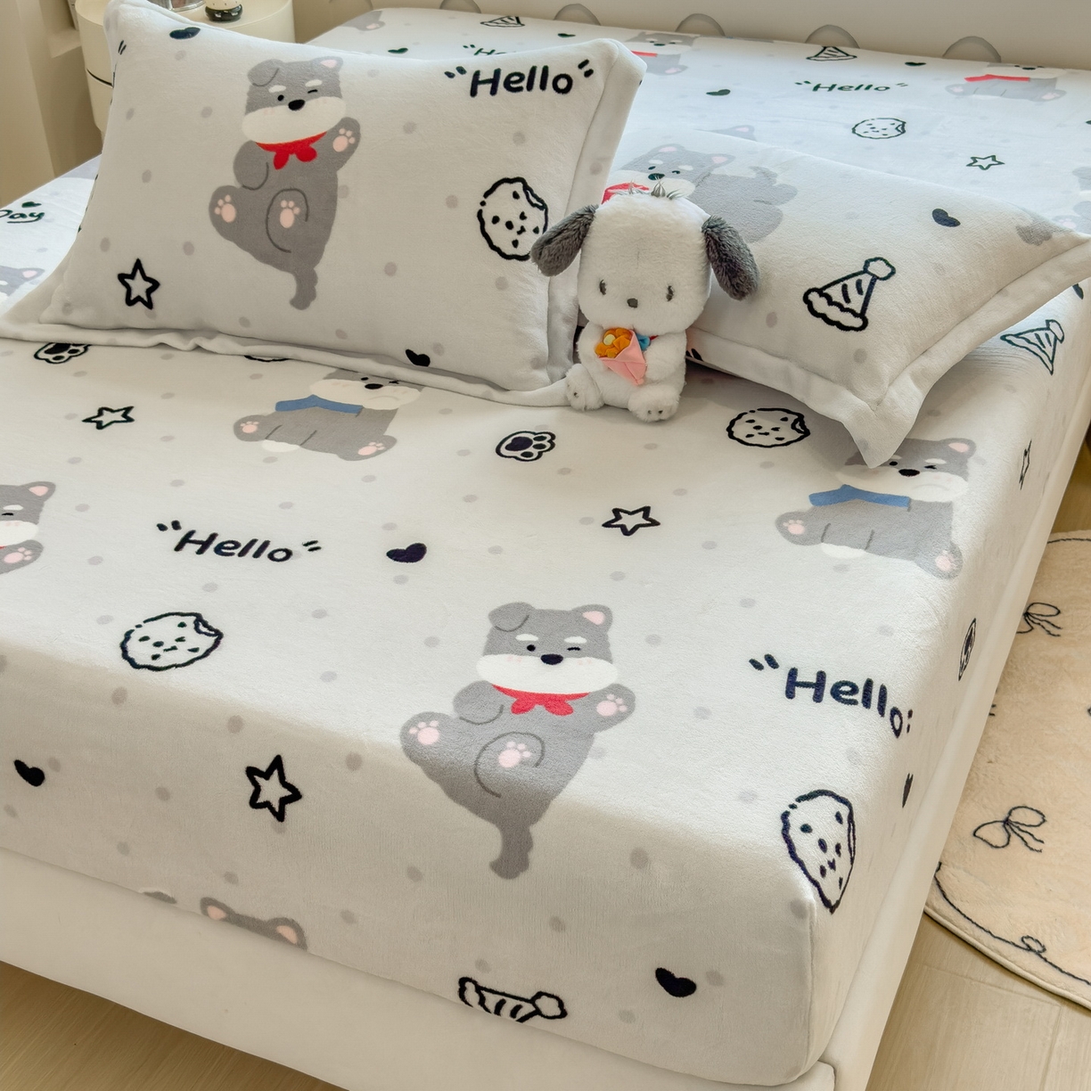 91家纺网 家纺一手货源 找家纺 丝羽坊 2025新款印花小清新牛奶绒印花床笠三件套 幸运小狗