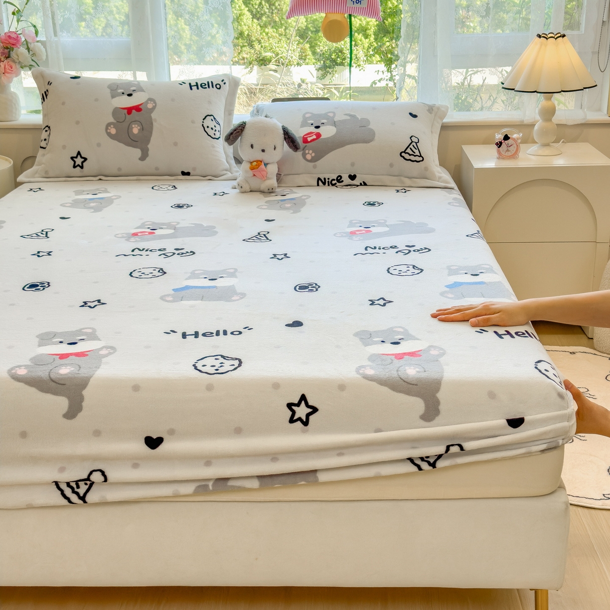 91家纺网 家纺一手货源 找家纺 丝羽坊 2025新款印花小清新牛奶绒印花床笠三件套 幸运小狗