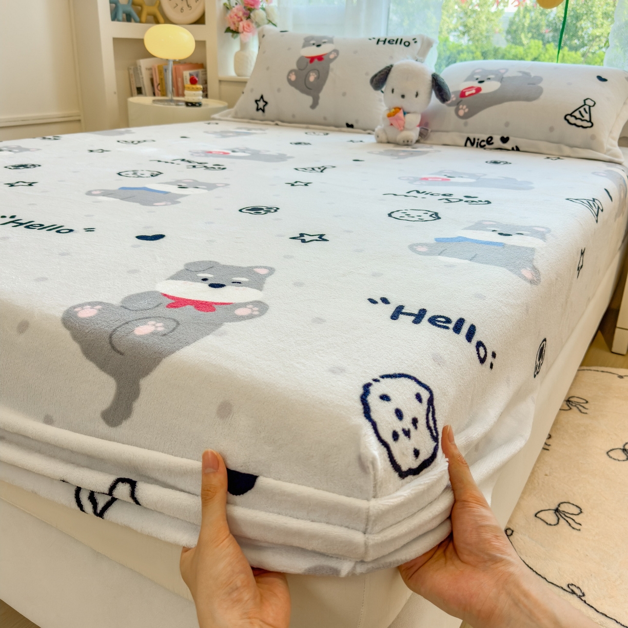 91家纺网 家纺一手货源 找家纺 丝羽坊 2025新款印花小清新牛奶绒印花床笠三件套 幸运小狗