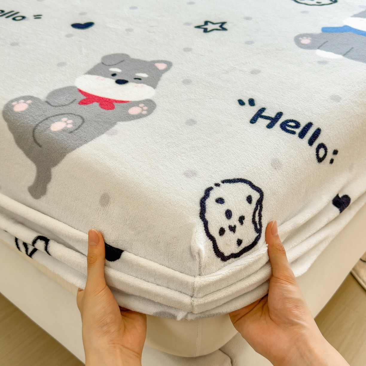 91家纺网 家纺一手货源 找家纺 丝羽坊 2025新款印花小清新牛奶绒印花床笠三件套 幸运小狗