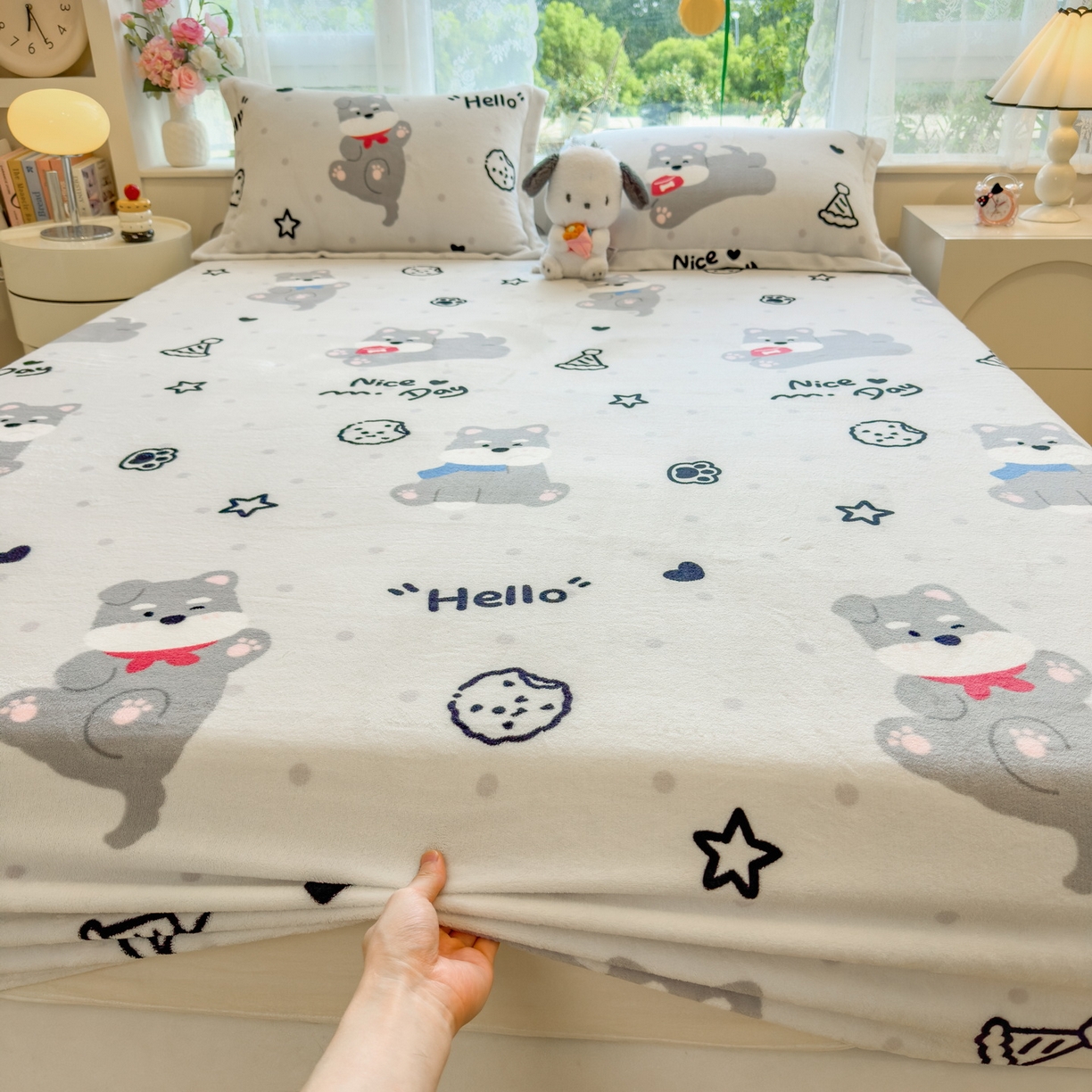 91家纺网 家纺一手货源 找家纺 丝羽坊 2025新款印花小清新牛奶绒印花床笠三件套 幸运小狗