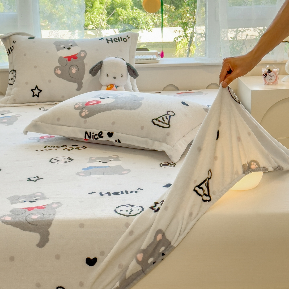 91家纺网 家纺一手货源 找家纺 丝羽坊 2025新款印花小清新牛奶绒印花床笠三件套 幸运小狗