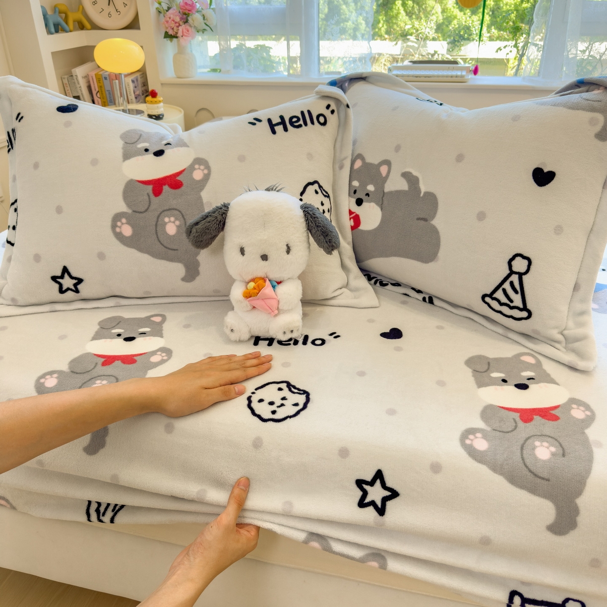 91家纺网 家纺一手货源 找家纺 丝羽坊 2025新款印花小清新牛奶绒印花床笠三件套 幸运小狗