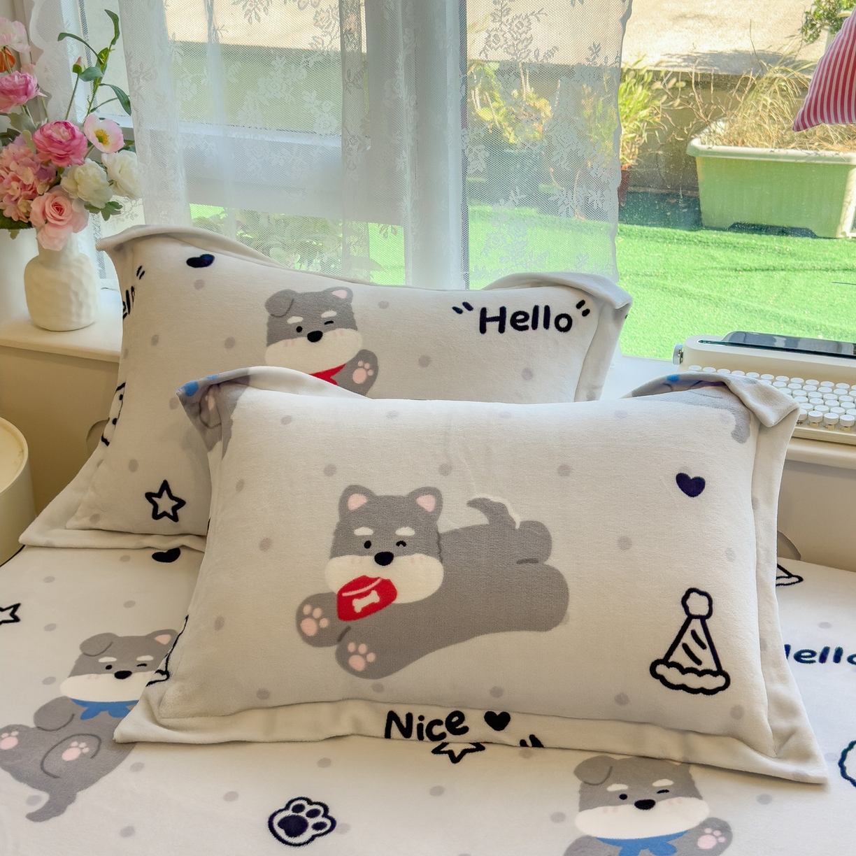 91家纺网 家纺一手货源 找家纺 丝羽坊 2025新款印花小清新牛奶绒印花床笠三件套 幸运小狗